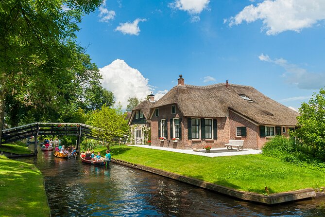 Giethoorn Day Trip from Amsterdam With Cruise and Cheeseplatter - Two and a half hours to explore Giethoorn