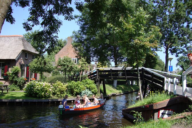 Giethoorn Day Trip from Amsterdam With Cruise and Cheeseplatter - The optional Amsterdam canal cruise