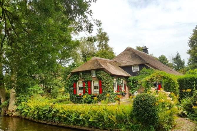 Giethoorn, Zaanse Schans Windmills Guided Day Trip from Amsterdam - Giethoorn by boat and on foot