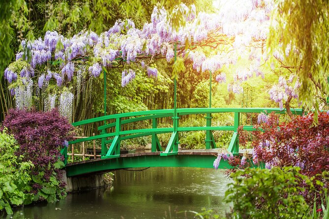 Giverny Monet's Home & Versailles Palace Day Trip from Paris - How the guides shape the day
