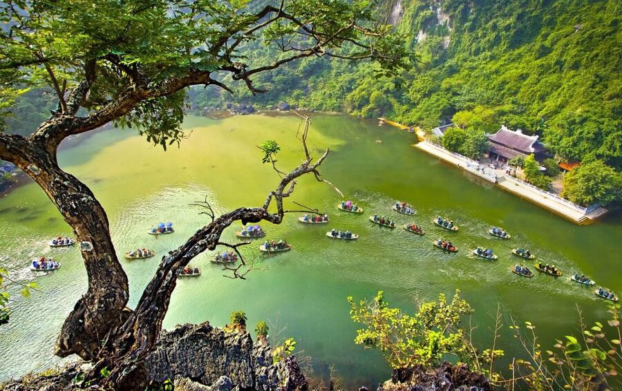 Hanoi: Hoa Lu, Trang An, and Mua Cave Full-Day Trip - Leaving Hanoi for Hoa Lu’s royal past