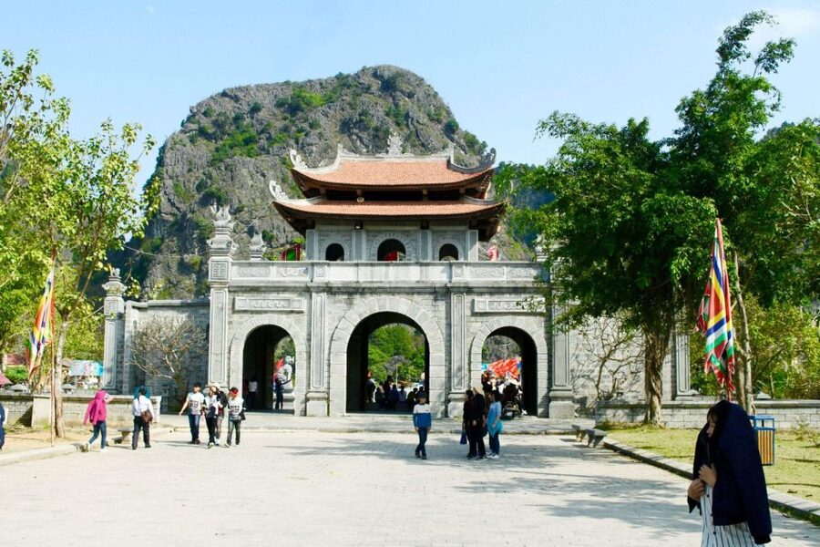 Hanoi: Hoa Lu, Trang An, and Mua Cave Full-Day Trip - Climbing Mua Cave for the Tam Coc view