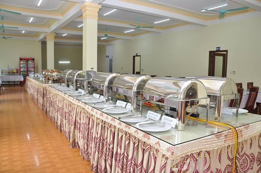 Hanoi: Hoa Lu, Trang An Caves & Mua Cave Day Trip and Lunch - The lunch stop and what to expect from the buffet