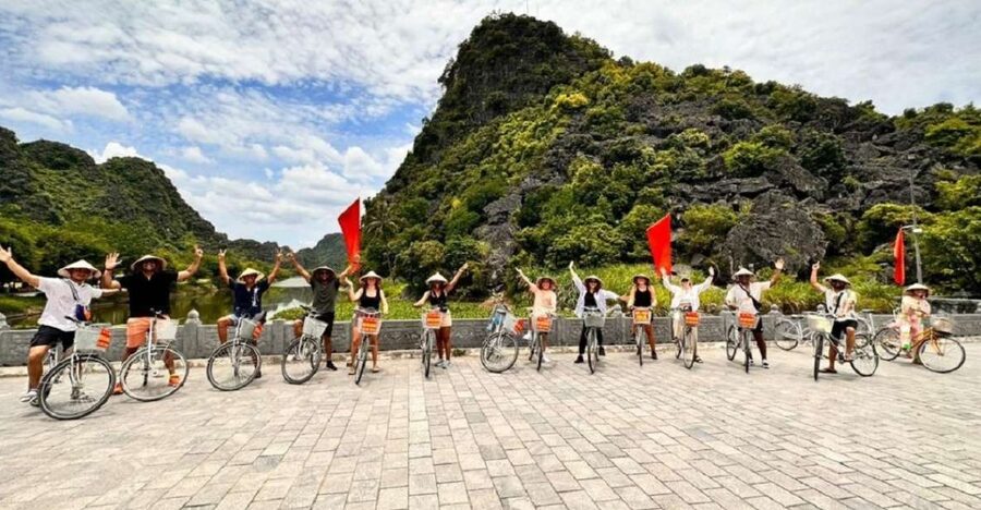 Hanoi: Ninh Binh, Hoa Lu, Tam Coc and Mua Cave Day Trip - The early ride from Hanoi to Ninh Binh