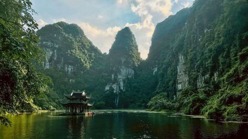 Hanoi: Ninh Binh, Hoa Lu, Trang An & Mua Cave Day Trip - Leaving Hanoi for Hoa Lu’s royal temples
