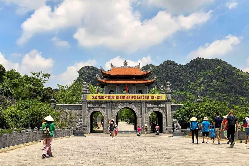 Hanoi/Ninh Binh: Tam Coc, Hoa Lu & Mua Caves Full-Day Trip - Vietnamese lunch and what to expect at the table