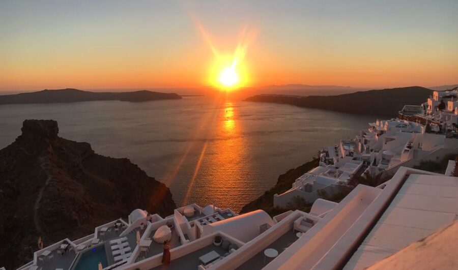 Heraklion: Santorini Day Trip with Boat Transfer & Oia Visit - Arriving at Thiras Port and boarding the island bus