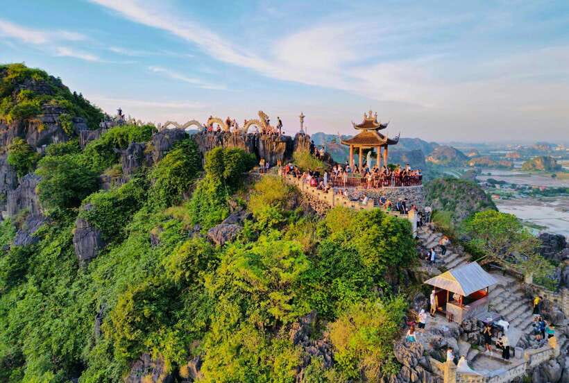 Hoa Lu, Tam Coc, & Mua Cave Day Trip with Lunch & Limousine - Hoa Lu and Vietnam’s early capital