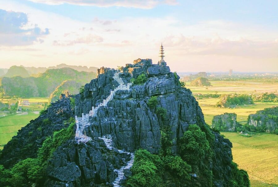Hoa Lu, Tam Coc, & Mua Cave Day Trip with Lunch & Limousine - Climbing 500 steps at Mua Cave