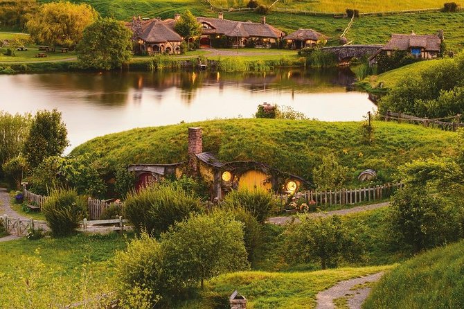 Hobbiton & Waitomo Caves Guided Day Trip from Auckland incl lunch - A drink at the Green Dragon and a simple Kiwi lunch