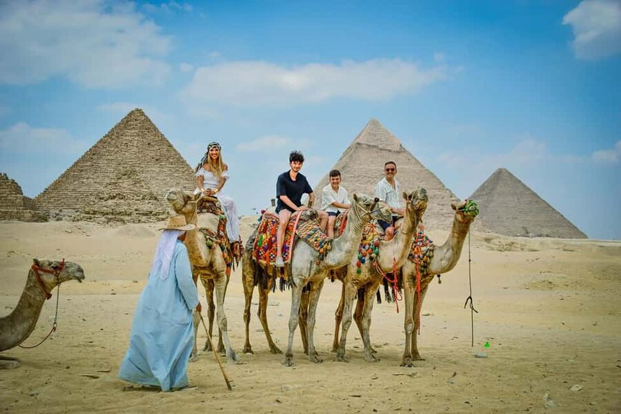 Hurghada: Cairo Pyramids, Sphinx & Egyptian Museum Day Trip - Guides, language choices, and the human side of the day