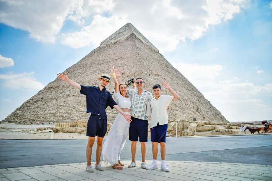 Hurghada: Cairo Pyramids, Sphinx & Egyptian Museum Day Trip - Before dawn in Hurghada: what the transport is really like