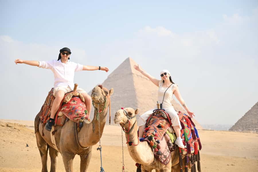 Hurghada Day Trip to Giza Pyramids, Sphinx, Museum and lunch - Guides and the human side of the day