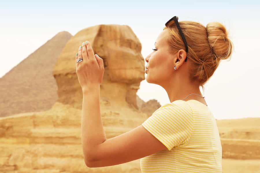 Hurghada: Giza Pyramids, Sphinx, Museum & Old Souq Day Trip - A local lunch between the ancient sites