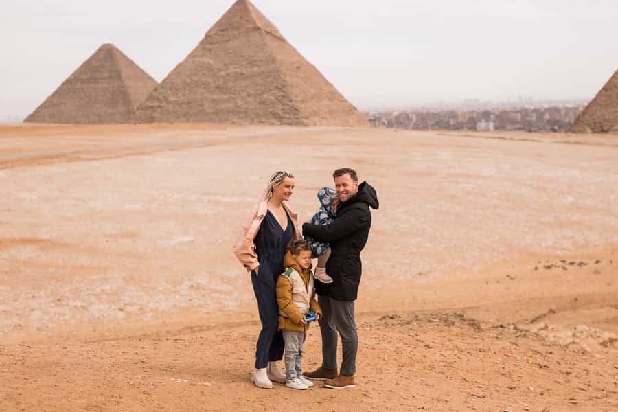 Hurghada: Giza Pyramids, Sphinx, Museum & Old Souq Day Trip - How the guide shapes the day