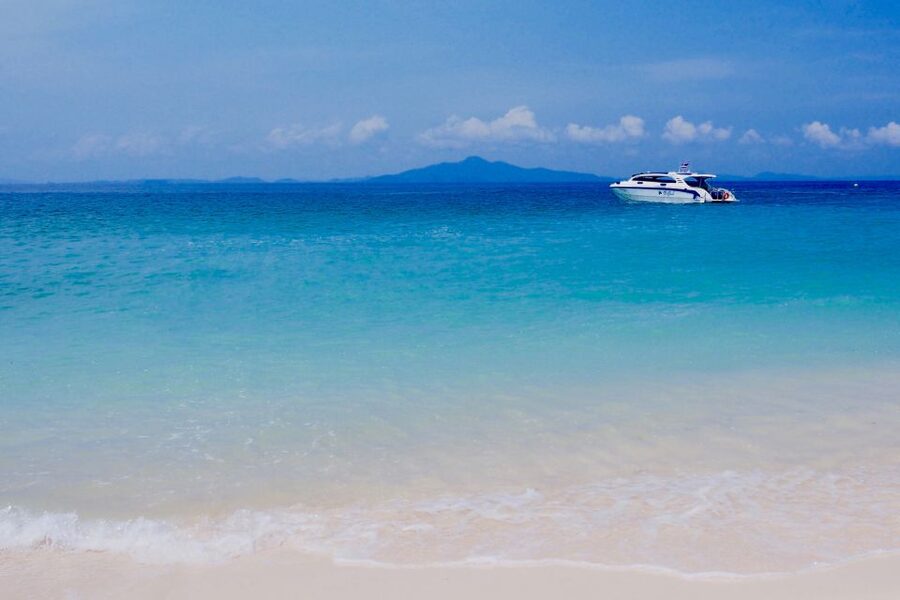 Khao Lak: Phi Phi Island, Maya Beach and Snorkeling Day Trip - Pileh Lagoon and the limestone walls