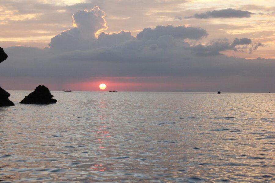 Ko Phi Phi Don: Speedboat Day Trip with Shark Snorkeling - Sunset on the water changes the pace