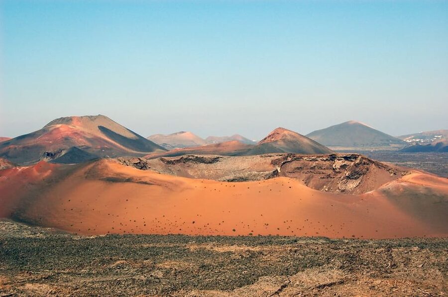 Lanzarote: Guided Day Trip to Timanfaya Park & Lago Verde - El Golfo and Lago Verde: color against black sand