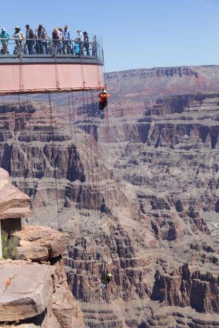 Las Vegas: Grand Canyon in Spanish with Skywalk and Lunch - Joshua trees and Dolan Spring break up the desert drive