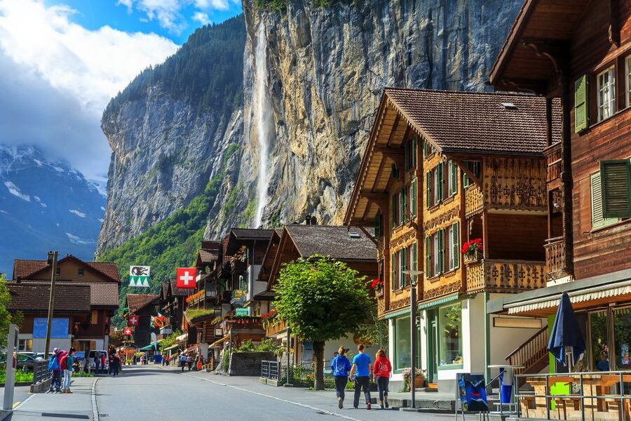 Lauterbrunnen and Mürren Small Group Day Trip - How the guides shape the day