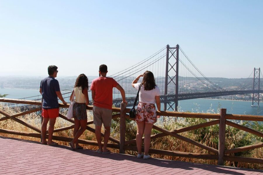 Lisbon: Arrábida and Sesimbra Day Trip with Wine - A family wine estate in Azeitão
