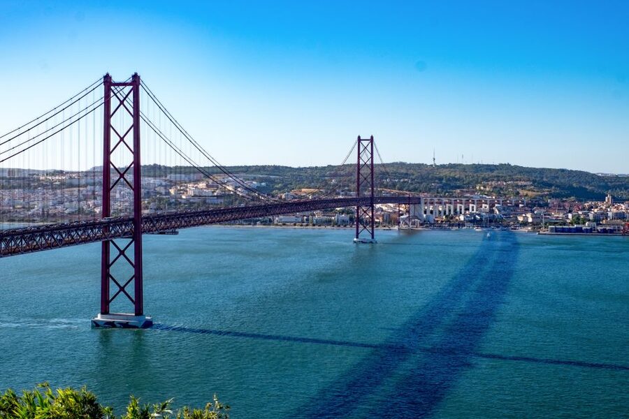 Lisbon: Arrábida Natural Park and Sesimbra Day Trip - Meco Beach and the western coast