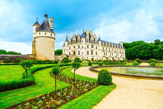 Loire Valley Wine and Castles Small-Group Day Trip from Paris - The drive from Paris and the small-group setup