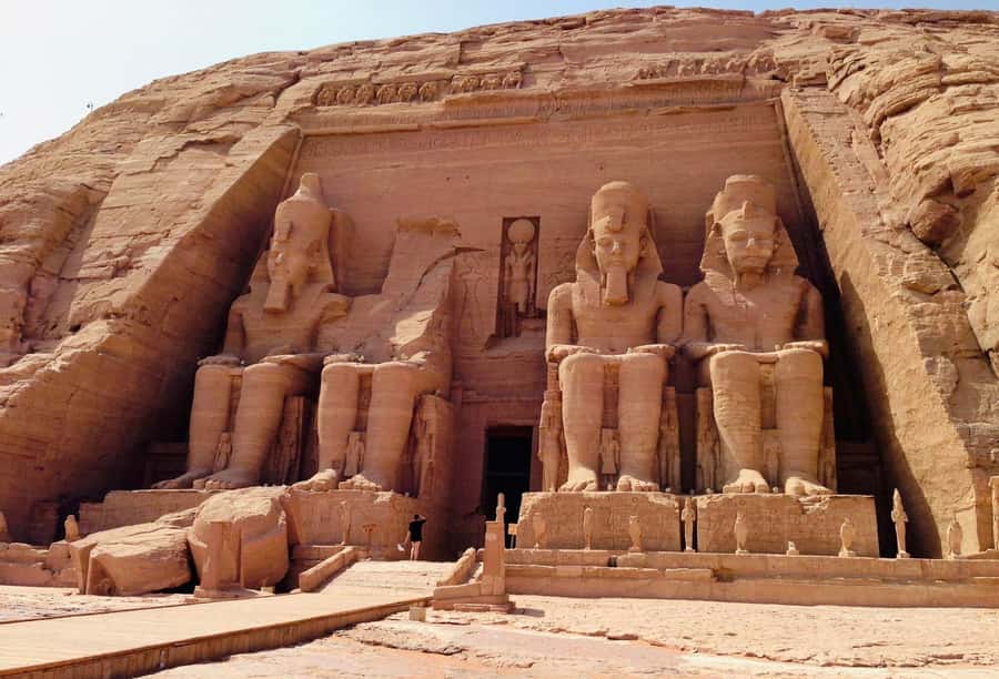 Luxor: Abu Simbel Temple Private Guided Day Trip with Lunch - The road south to Abu Simbel