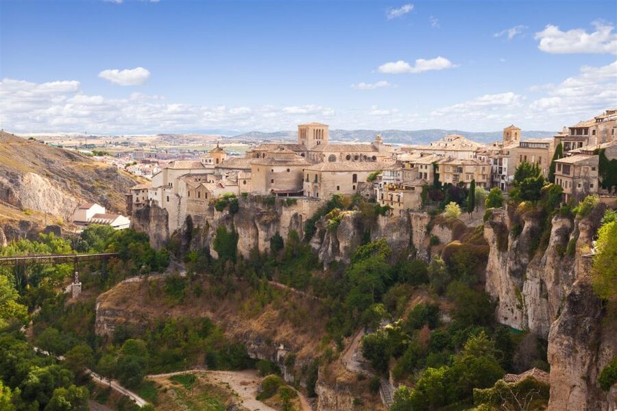 Madrid:Full Day Trip to Cuenca, Cathedral and Hanging Houses - Starting above the old town in the Barrio del Castillo
