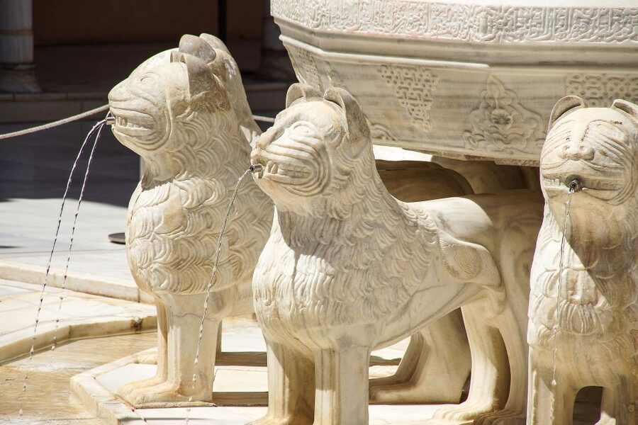 Malaga: Granada Day Trip with Alhambra, Palaces and Gardens - Guides, languages, and the pace of the visit