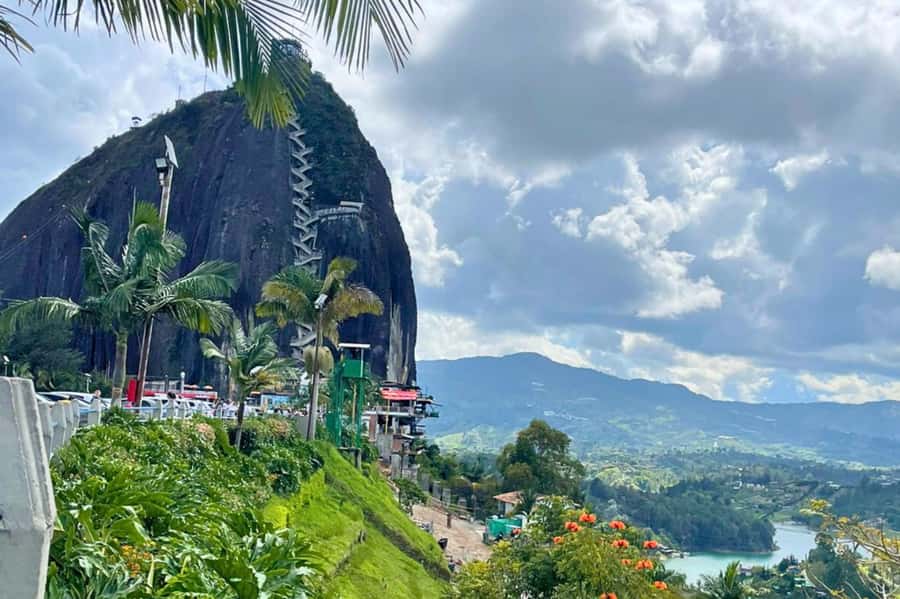 Medellin: Guatape and El Penol Rock Day Trip with Boat Ride - A colorful first look at Guatapé