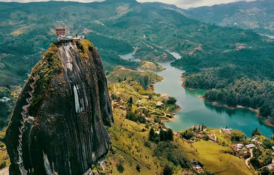 Medellin: Guatapé Day Trip & Boat to Pablo Escobar's Estate - Crossing the Peñol-Guatapé reservoir by boat