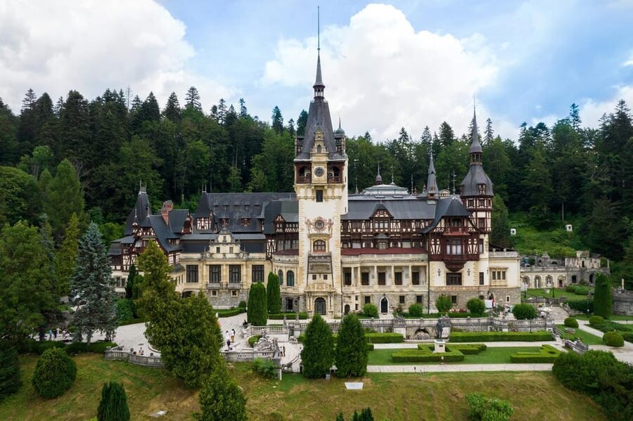 Minivan 8: Peles & Dracula's Castle and Brasov Full-Day Trip - Brașov: more than a stop for lunch