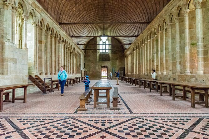 Mont Saint Michel Day Trip from Paris with English Speaking Guide - Arriving at the island and managing the shuttle