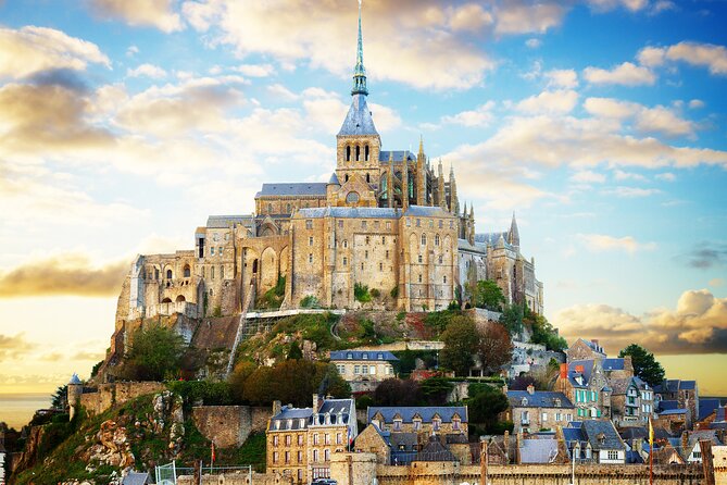 Mont Saint Michel Day Trip from Paris with English Speaking Guide - Meeting in Paris and getting out of the city