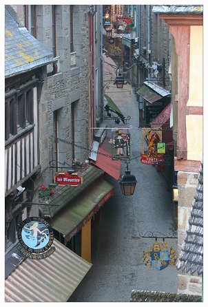 Mont Saint Michel Guided Day Trip with Abbey Entry from Paris - Free Time in the Medieval Lanes