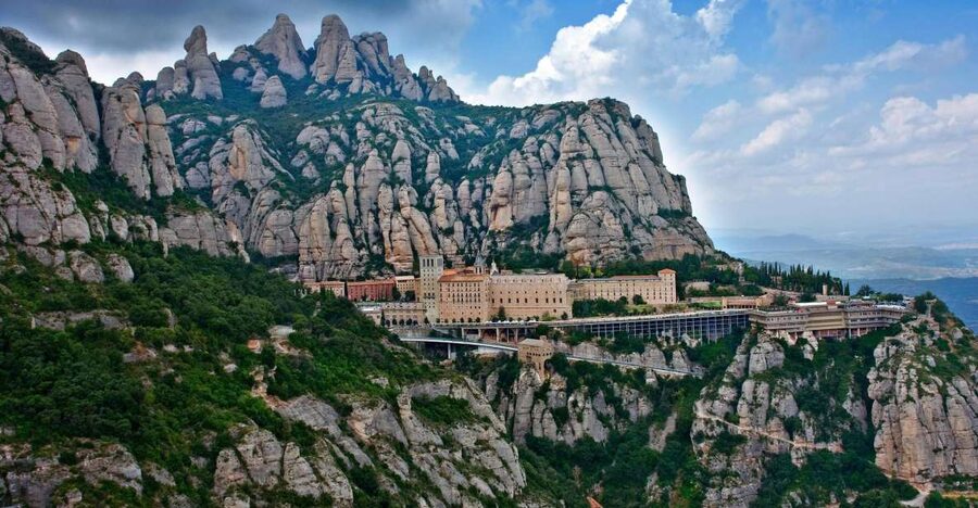 Montserrat: Morning or Afternoon Half-Day Trip with Pickup - Arriving at the mountain and finding your bearings