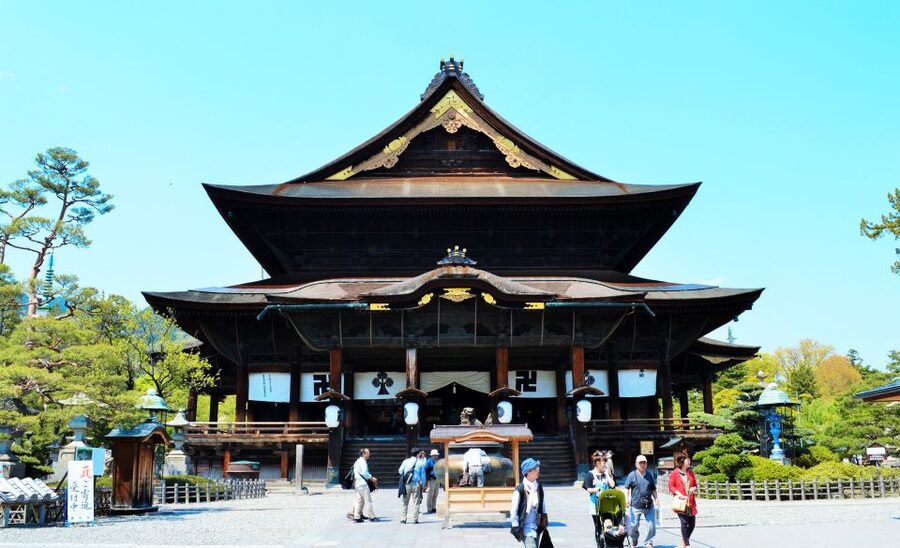 Nagano: Snow Monkeys, Zenkoji Temple & Sake Day Trip - Starting from Nagano or Hakuba
