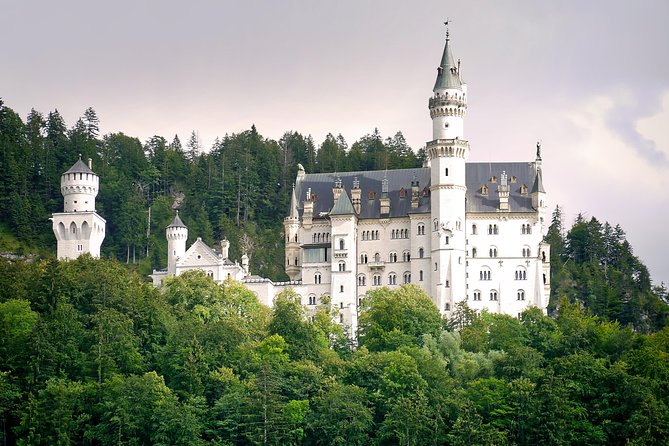 Neuschwanstein Castle and Linderhof Palace Day Trip from Munich - The guides are a major part of the experience
