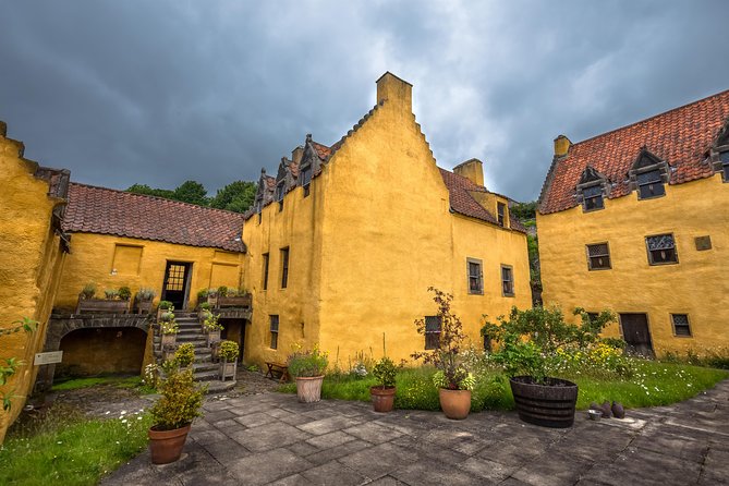 Outlander Film Locations Day Trip from Edinburgh - Falkland: 1940s Inverness in 45 minutes