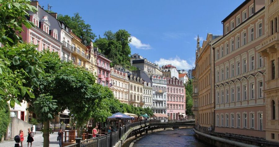 Prague: Karlovy Vary Day Trip with Watchtower and Funicular - Guides, languages, and the group experience