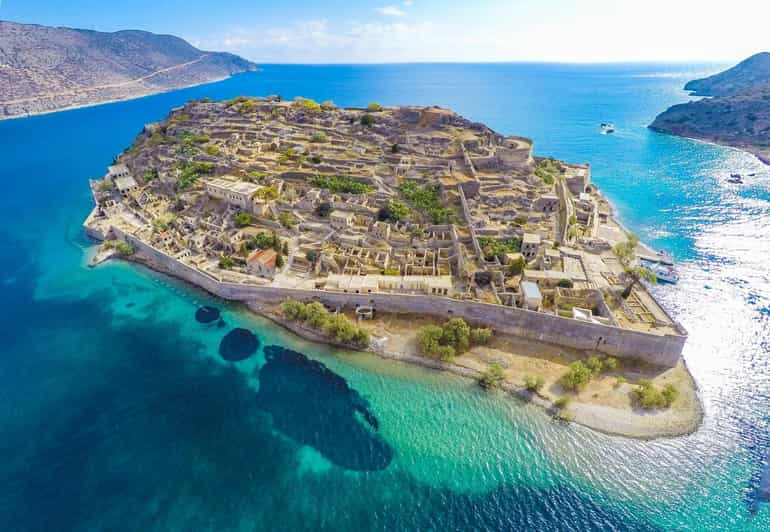 Rethymnon:Day Trip to Spinalonga, Agios Nikolaos and Elounda - The boat crossing to Spinalonga