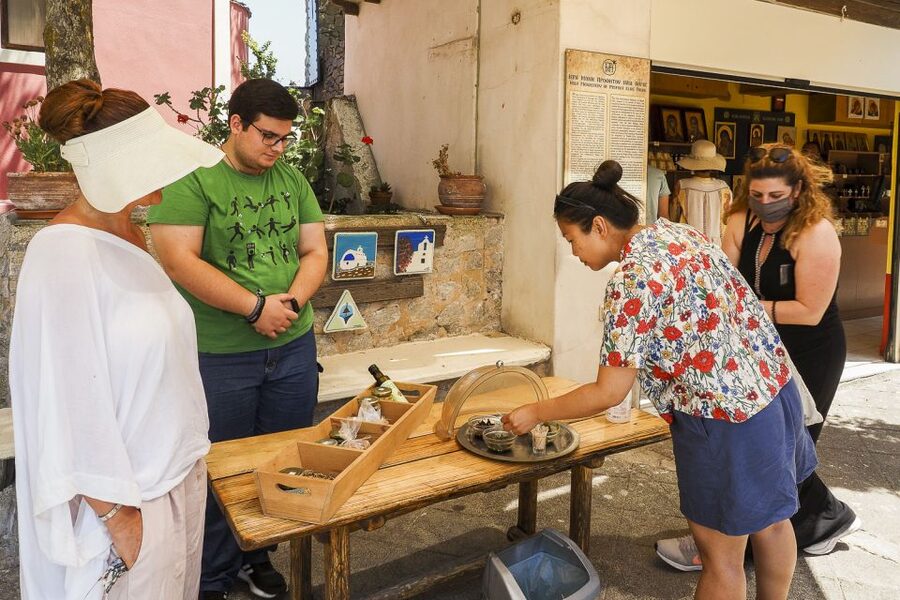 Santorini: Top Sights Day Trip, Wine Tasting, & Oia Sunset - The guides make the difference