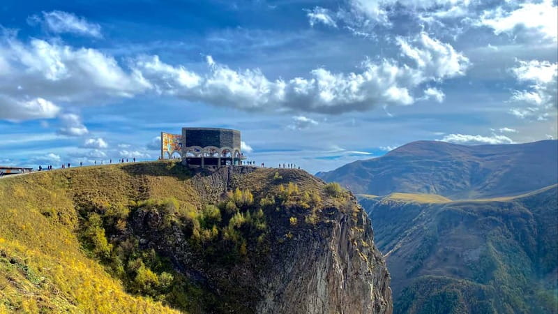 Tbilisi: Gudauri and Kazbegi Day Trip Including 4WD - Pasanauri and the case for ordering khinkali