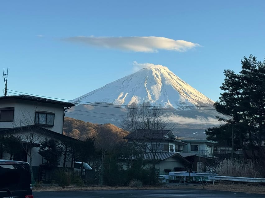 Tokyo: Mount Fuji and Hakone Private Sightseeing Day Tour - Oshino Hakkai for ponds, snacks, and a quick lunch