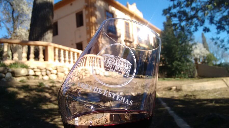Valencia: Utiel-Requena Cave & Winery Day Trip with Tasting - Vera de Estenas and the family-estate setting