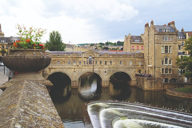 Windsor, Stonehenge and Bath Day Trip from London Spanish - Stonehenge is a focused visit, not a leisurely afternoon